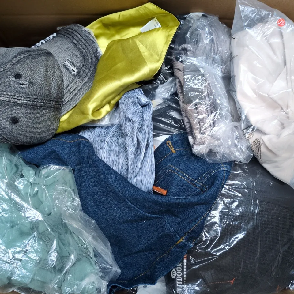 APPROXIMATELY 30 ASSORTED CLOTHING ITEMS IN VARIOUS SIZES, STYLES & COLOURS TO INCLUDE BRANDS SUCH AS NEW LOOK, M&S, FASHION CLASSIC, ETC - COLLECTION ONLY