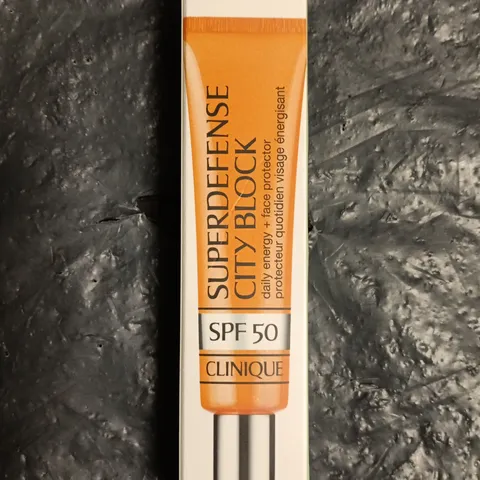 CLINIQUE SUPERDEFENSE CITY BLOCK FACE PROTECTOR 