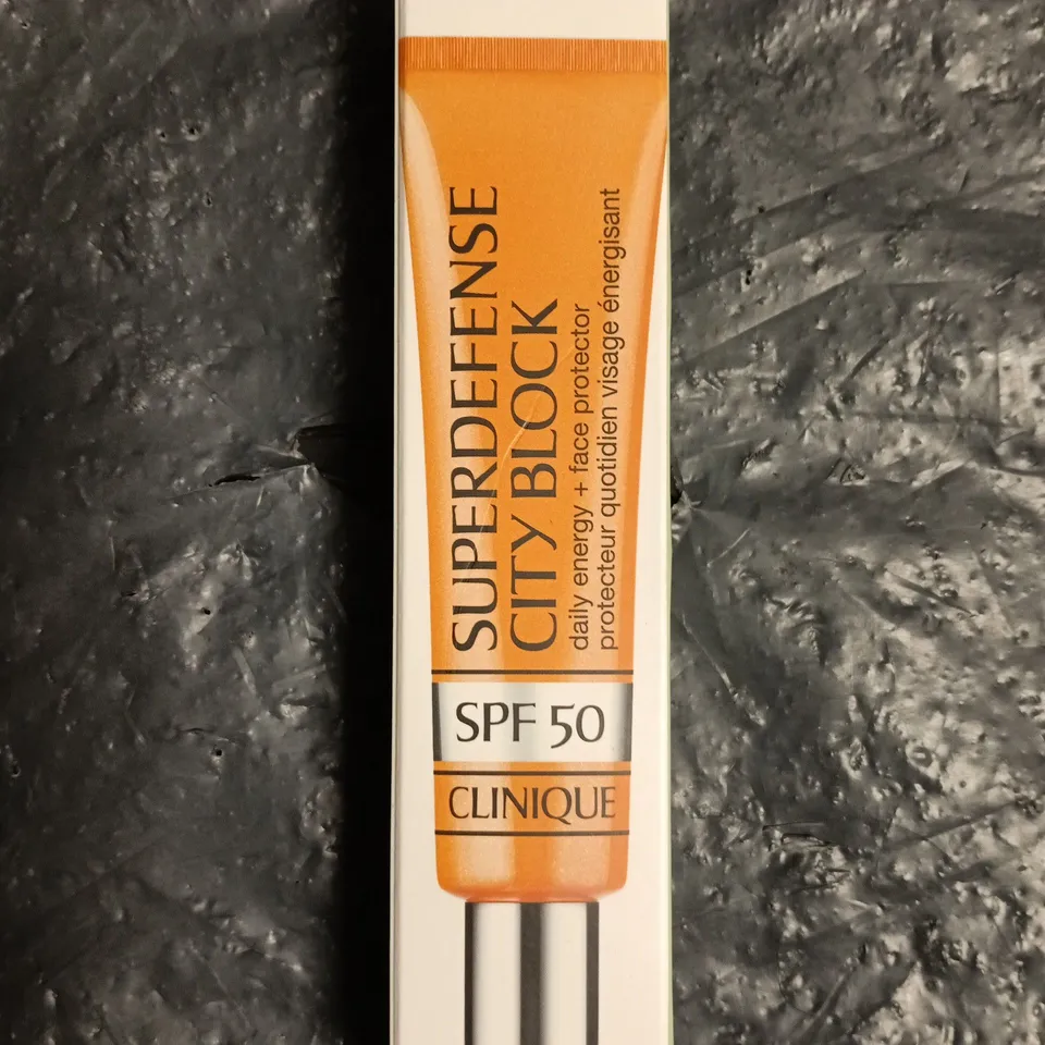 CLINIQUE SUPERDEFENSE CITY BLOCK FACE PROTECTOR 