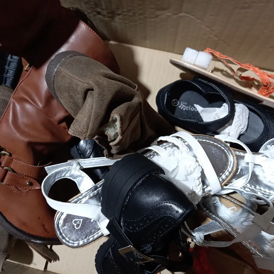 APPROXIMATELY 10 PAIRS OF ASSORTED KIDS SHOES IN VARIOUS STYLES AND SIZES 