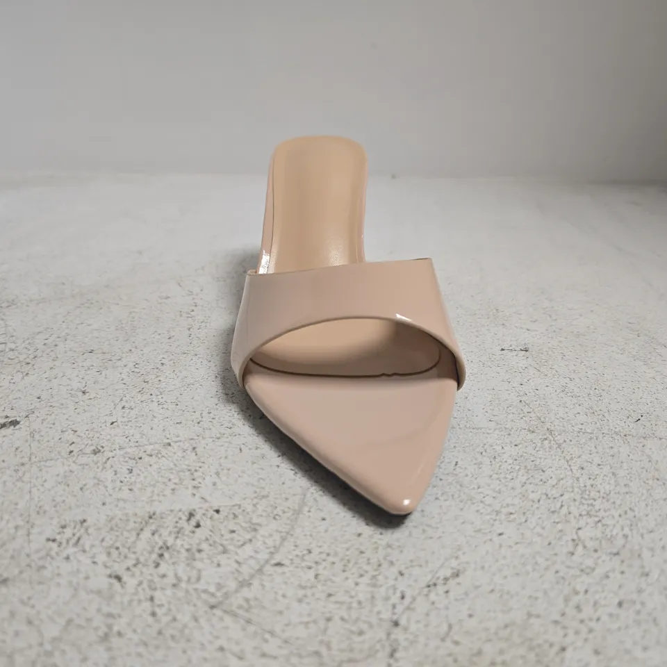 BOXED PAIR OF UNBRANDED POINTED OPEN TOE MID HEEL SANDALS IN CREAMY RICE PUDDING COLOUR SIZE EU 38