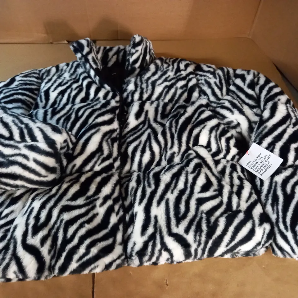 ASOS DESIGN PADDED ZEBRA PUFFER - XL