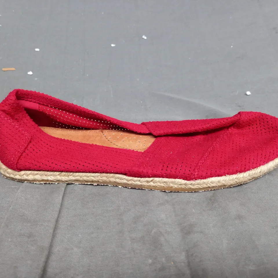 BOX OF APPROXIMATELY 12 DESIGNER FLAT SLIP ON SHOES IN RED - VARIOUS SIZES