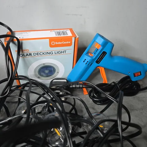APPROXIMATELY 6 ASSORTED ITEMS TO INCLUDE - SOLAR DECKING LIGHT , HOT GLUE GUN ETC