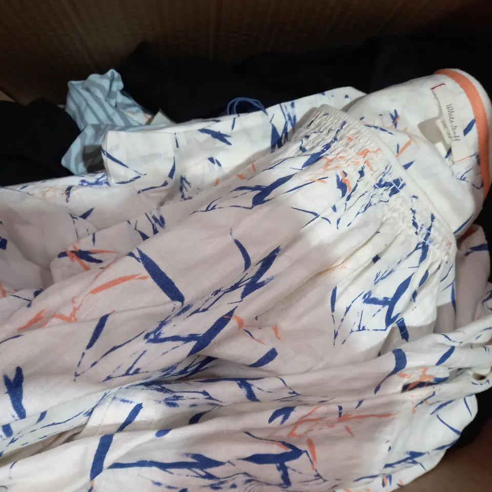 BOX OF APPROXIMATELY 10 ASSORTED CLOTHING ITEMS IN VARIOUS STYLES AND SIZES TO INCLUDE MR MAX, ISAACMIZRAHLIVE, D & CO, ETC