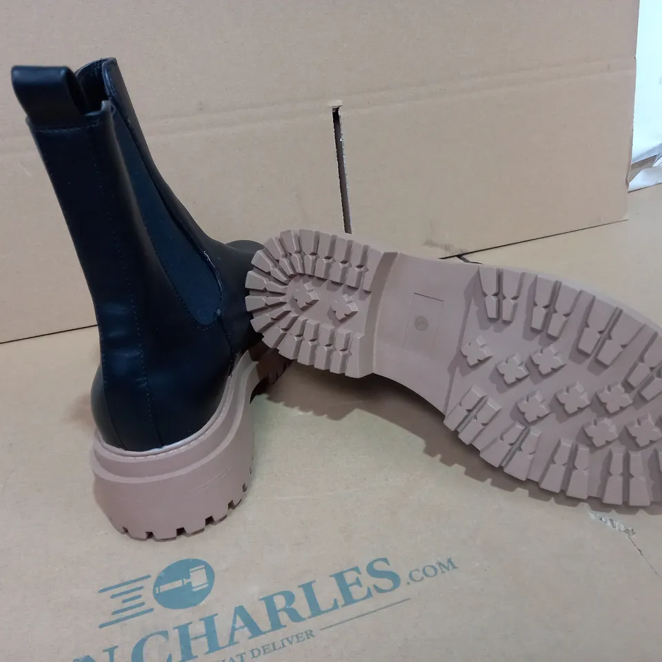 PAIR OF SIZE 6 BOOHOO BLACK BOOTS WITH BROWN SOLES