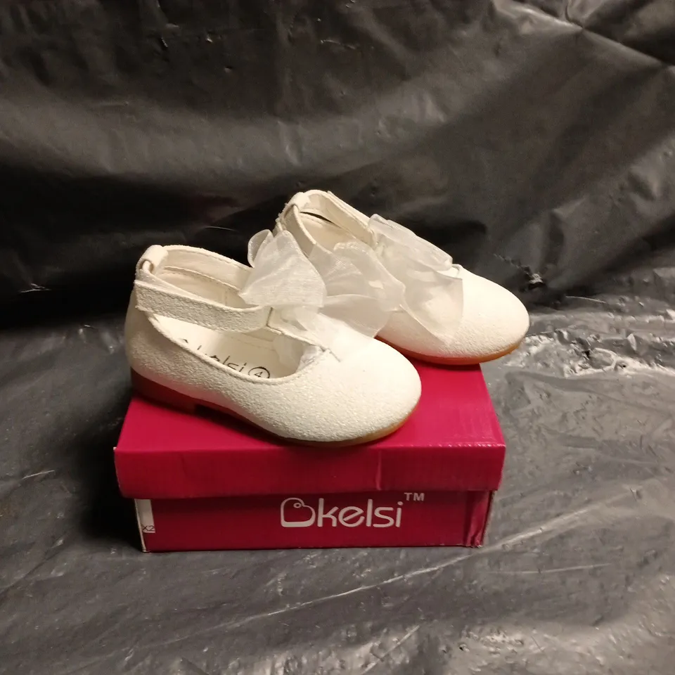 KELSI BABY SHOES – WHITE GLITTER WITH RIBBON BOW SIZE 4