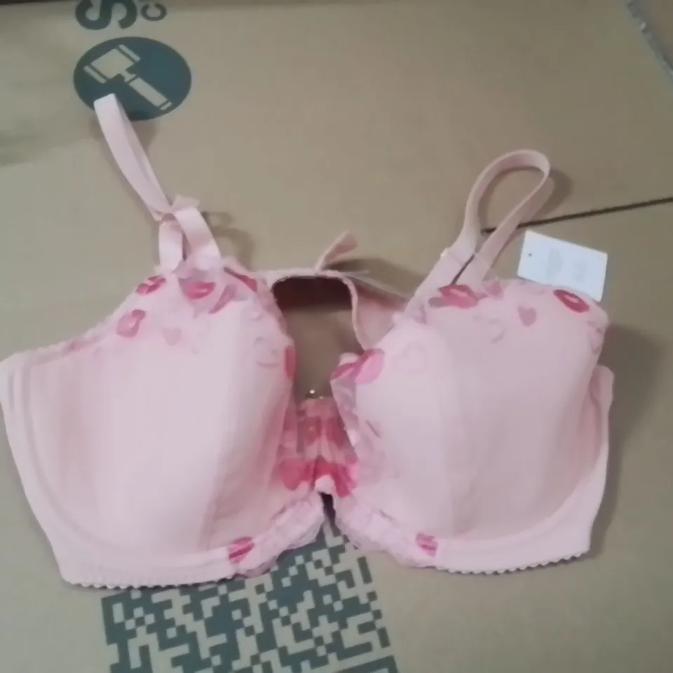 BOX CONTAINING APPROXIMATELY 10 BRAND NEW SIMPLY BE HEARTS AND LIPS PADDED BRA SIZE 42DD