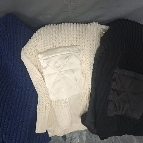 BOX OF APPROXIMATELY 18 ASSORTED CLOTHING AND FASHION ITEMS IN VARIOUS STYLES, SIZES, AND COLOURS
