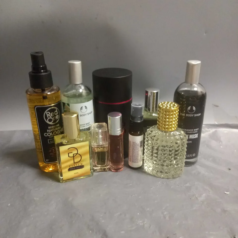 BOX OF APPROX 10 ASSORTED FRAGRANCES TO INCLUDE - RED ONE COLOGNE - THE BODY SHOP BLACK MUSK FRAGRANCE MIST - JS MAGNETIC POWER EAU DE TOILETTE - ETC