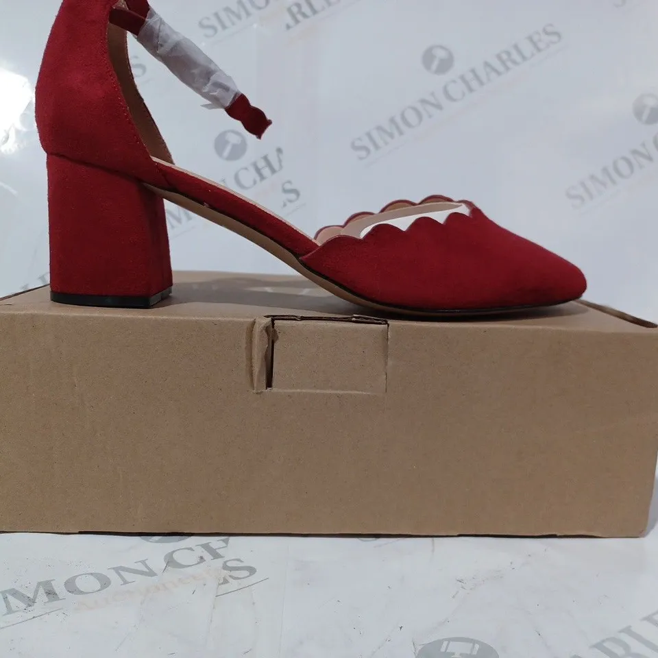 BOXED PAIR OF WALLIS WIDE FIT DARLING SCALLOP DETAIL BLOCK HEEL COURT SHOES IN RED SIZE 7
