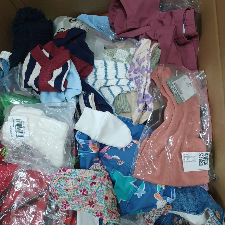 BOX OF APPROXIMATELY 30 ASSORTED CHILDRENS ITEMS TO INCLUDE - SOCKS , HAT , TROUSERS ETC