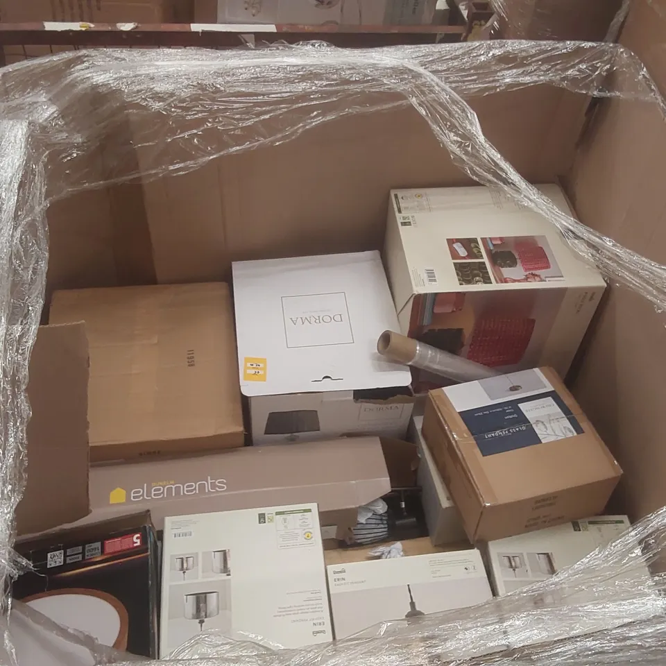 PALLET CONTAINING A VERY LARGE QUANTITY OF ASSORTED DESIGNER LIGHTING PRODUCTS INCLUDING: AUBURN TABLE LAMP, ERIN PENDANT, PORTIA FLOOR LAMP ECT