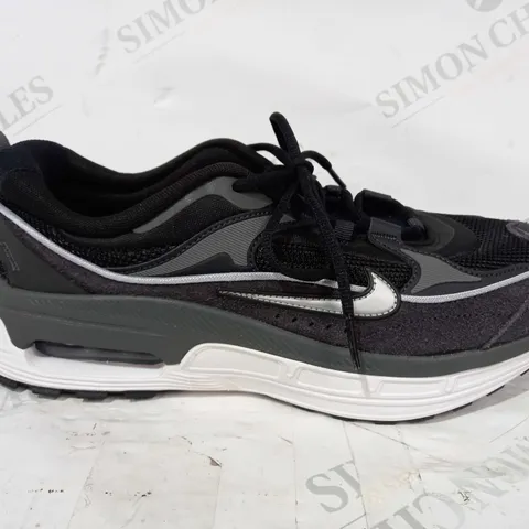 BOXED PAIR OF NIKE AIR MAX TRAINERS IN BLACK/GREY UK SIZE 8.5