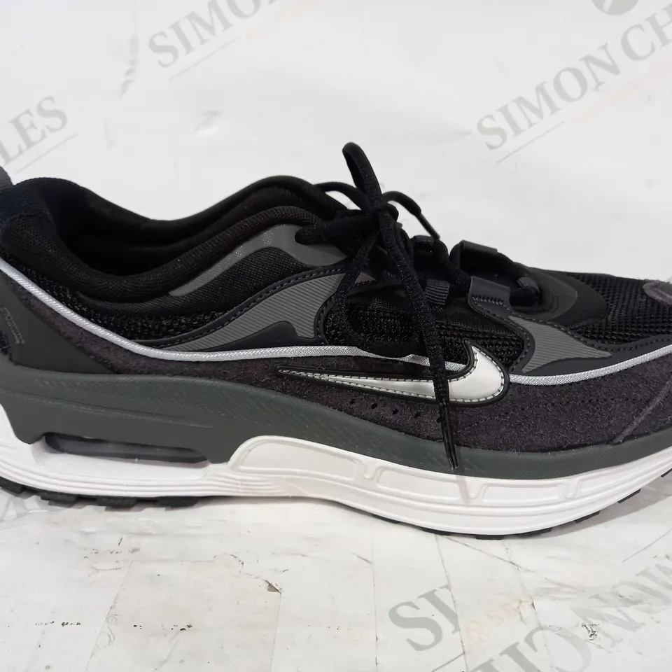 BOXED PAIR OF NIKE AIR MAX TRAINERS IN BLACK/GREY UK SIZE 8.5