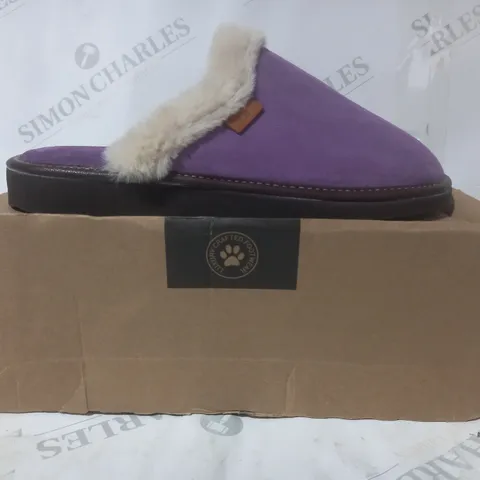 BOXED PAIR OF LAZY DOGZ SLIPPERS IN PURPLE SIZE 7