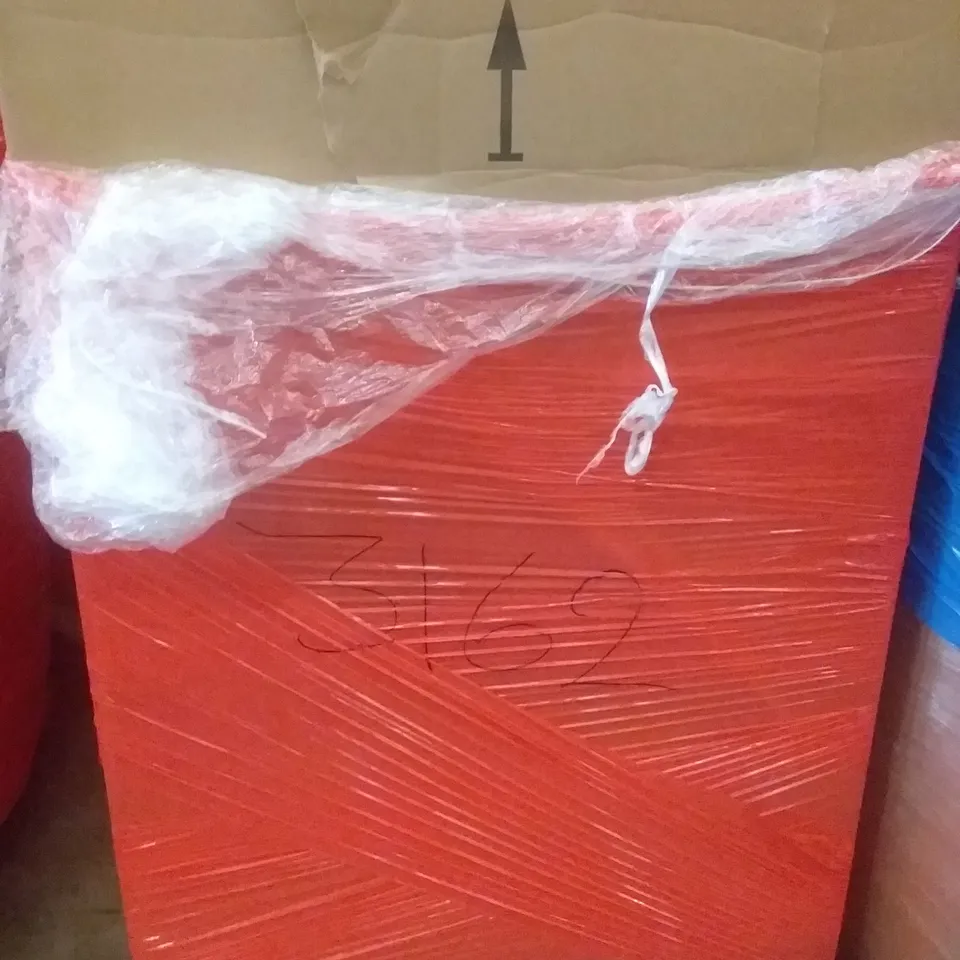 PALLET OF ASSORTED ITEMS INCLUDING FUNKEEN PET HOUSE, CANVAS WALL ART, LOKIPA CHRISTMAS WREATH, JOLLY JUMPER 