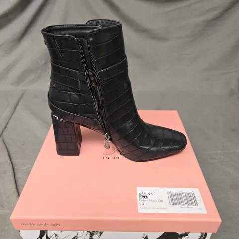 BOXED PAIR OF MODA IN PELLE FLARE BLOCK HEEL BOOTS - 7