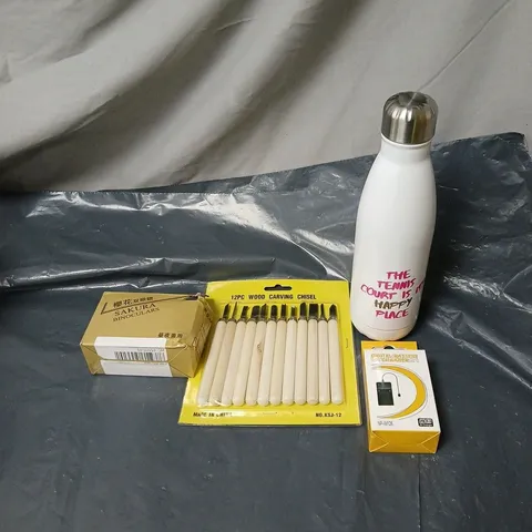 APPROXIMATELY 15 ASSORTED HOUSEHOLD ITEMS TO INCLUDE TENNIS THEMED WATER BOTTLE, DIGITAL BATTERY CHARGER, SAKURA BINOCULARS, 12 PIECE WOOD CARVING CHISEL ETC