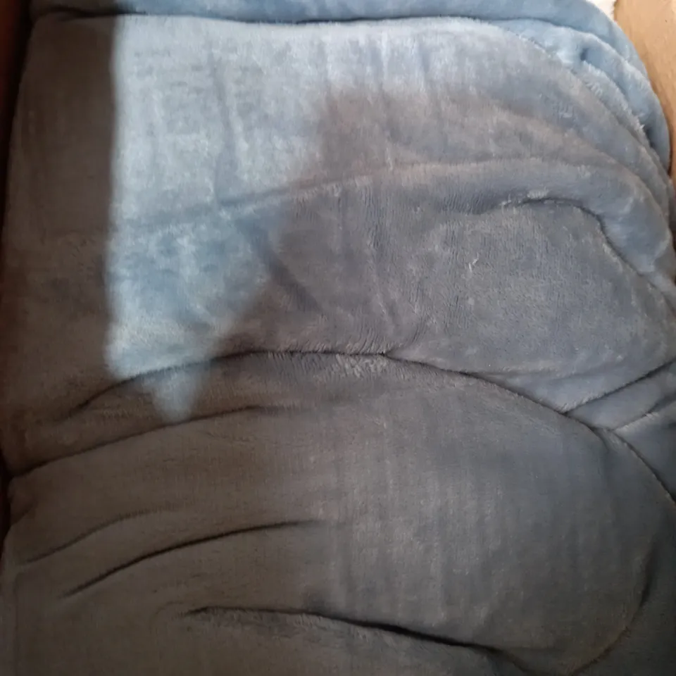 COZEE HOME REVERSIBLE VELVETSOFT & SHERPA THROW