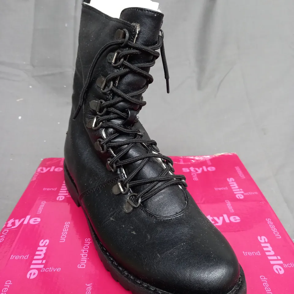 BOX OF 8 PAIRS OF BLACK CENTRO BOOTS 