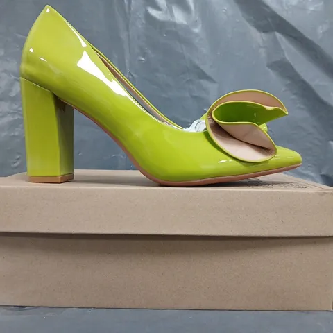 BOXED PAIR OF UNBRANDED POINTED TOE BLOCK HEEL SHOES IN GREEN W. BOW DETAIL SIZE EU 38