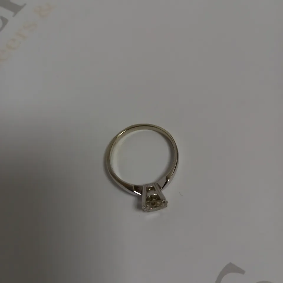 DESIGNER 18CT WHITE GOLD SOLITAIRE RING SET WITH A DIAMOND WEIGHING +-1.08CT