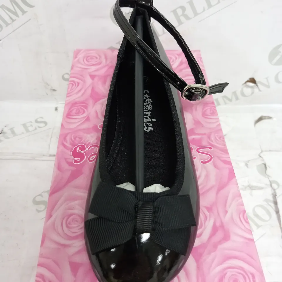 BALLET FLATS WITH STRAP IN BLACK PATENT SIZE 27