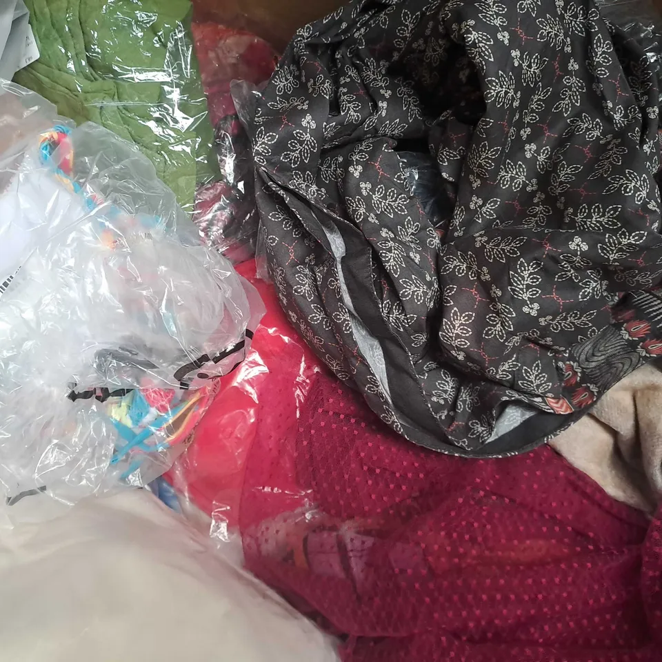 BOX OF APPROXIMATELY 20 ASSORTED CLOTHING AND FASHION ITEMS IN VARIOUS STYLES AND SIZES TO INCLUDE FRUIT OF THE LOOM, H&M, ETC