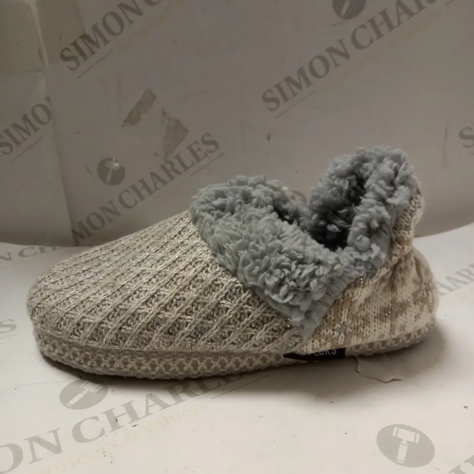MUK LUKS MAGDALANA IVORY SNOWFLAKE SLIPPERS - SIZE 5