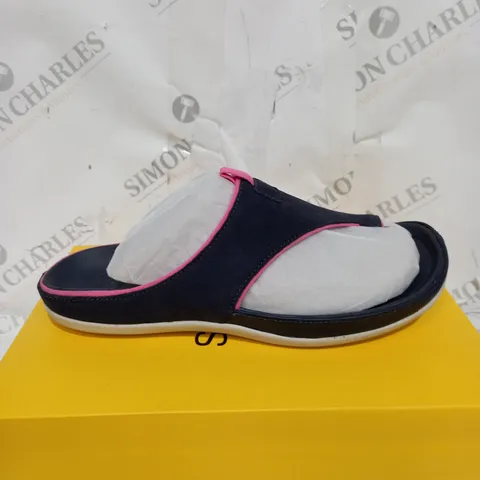 BOXED STRIVE BLUE PINKSTRIPE SANDALS SIZE 6