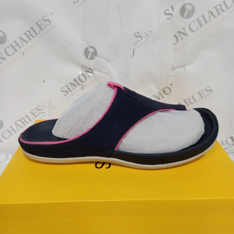 BOXED STRIVE BLUE PINKSTRIPE SANDALS SIZE 6