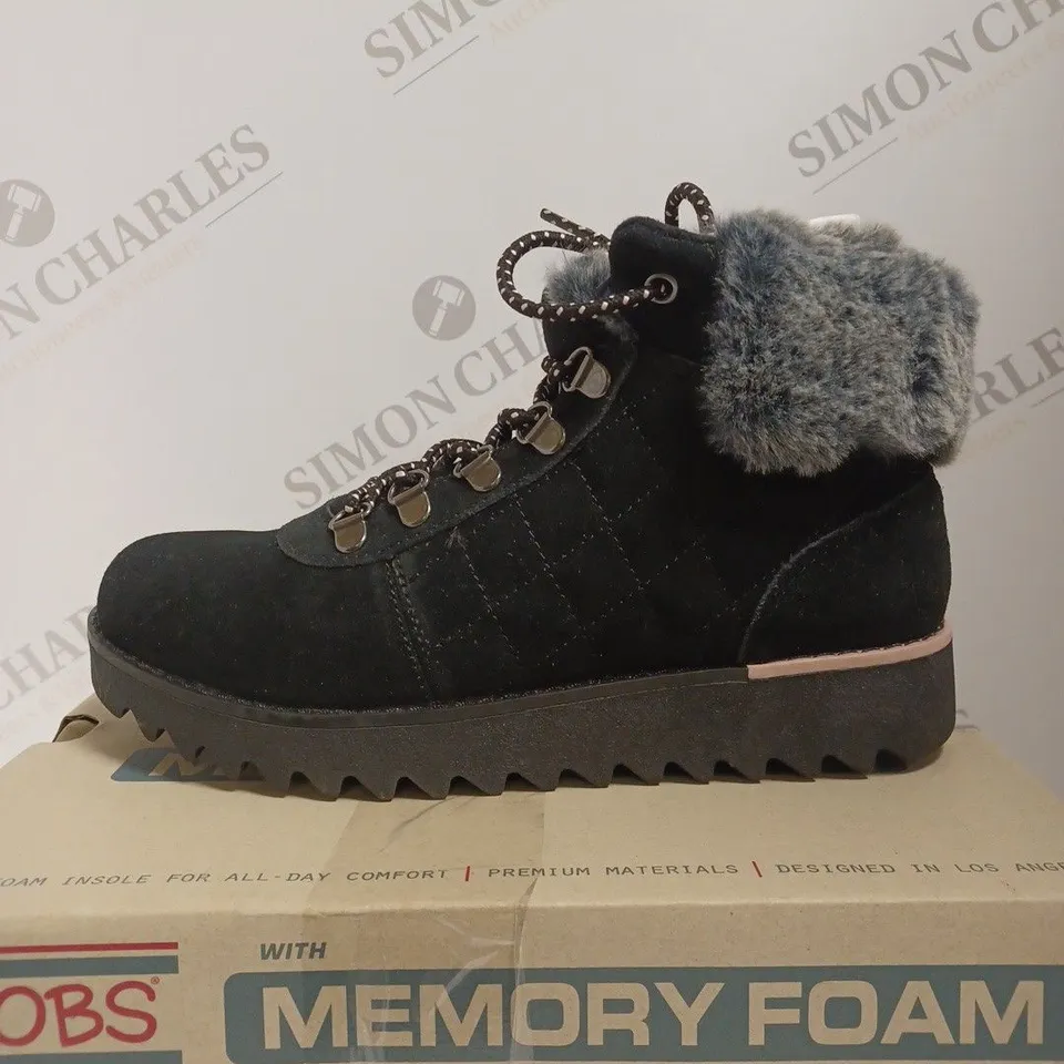 BOXED SKECHERS MOUNTAIN KISS SUEDE PADDED FUR TRIM HIKER BOOTS, BLACK - SIZE 3.5