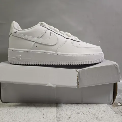 BOXED PAIR OF NIKE AIR FORCE 1 SHOES IN WHITE SIZE UK 5.5