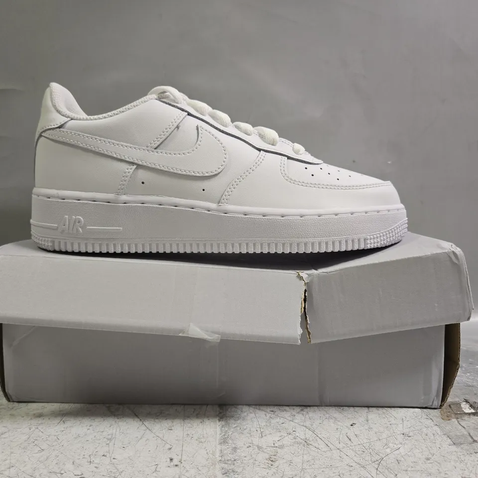 BOXED PAIR OF NIKE AIR FORCE 1 SHOES IN WHITE SIZE UK 5.5