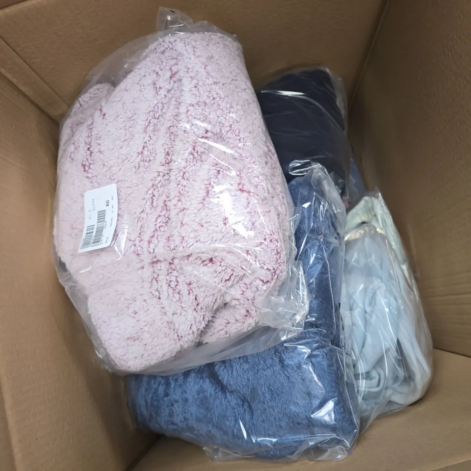 APPROXIMATELY 7 ASSORTED CLOTHING ITEMS TO INCLUE PJ SET, COZEE HOME HALF ZIP, COZEE HOME NECK WRAP, ETC