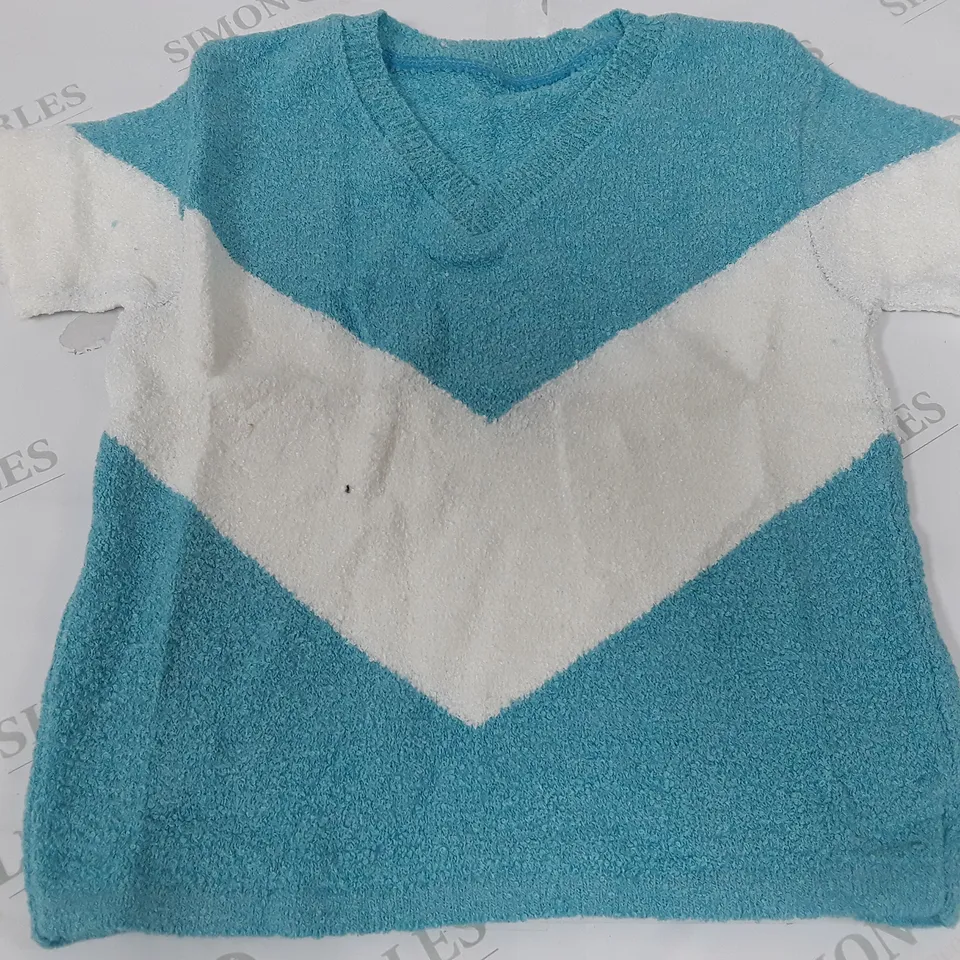 LOT OF APPROXIMATELY 70 BLUE/WHITE V-NECK JUMPERS - SIZE UNSPECIFIED 