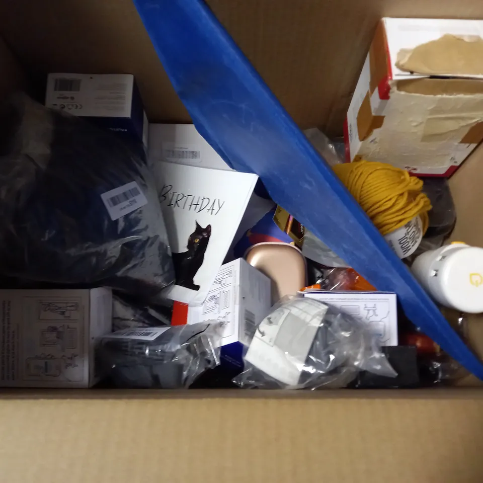 LARGE QUANTITY OF ASSORTED HOUSEHOLD ITEMS TO INCLUDE SMARTTHINGS MULTIPURPOSE SENSOR , DERWENT PENCIL SHARPENER, WRIST MOUNT AND OLYMPUS BODY JACKET