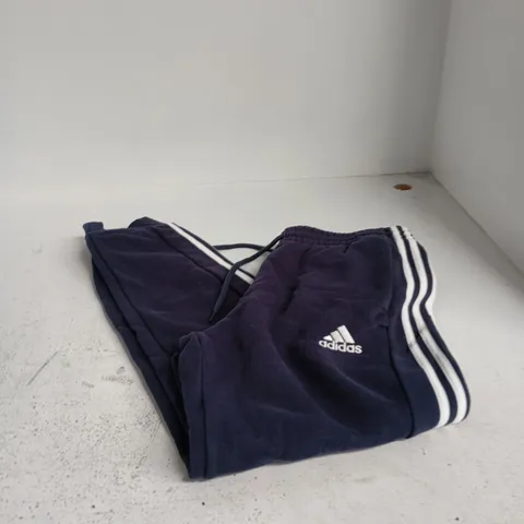 ADIDAS NAVY TRACK PANTS – UK M (US M)