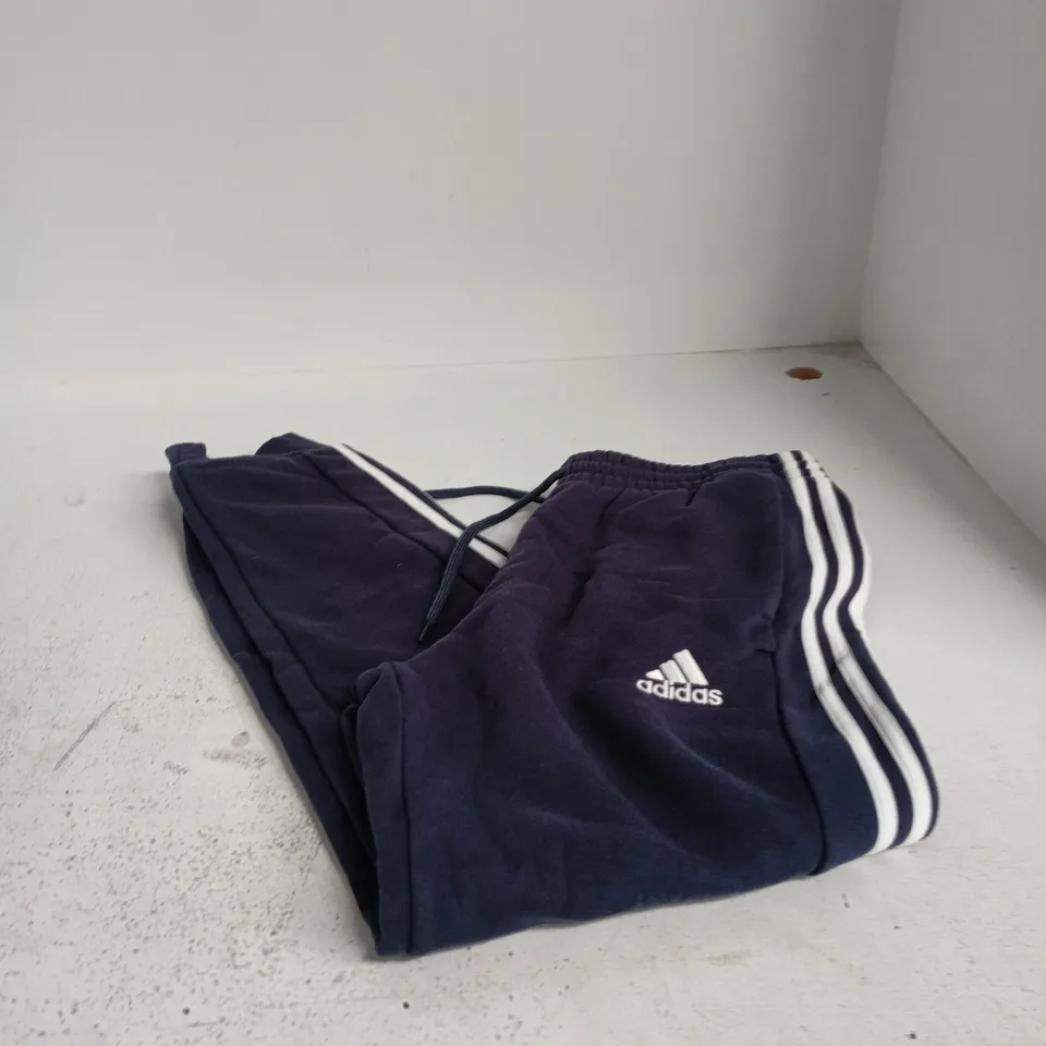 ADIDAS NAVY TRACK PANTS – UK M (US M)