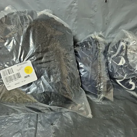APPROXIMATELY 20 ASSORTED CLOTHING AND FASHION ITEMS IN VARIOUS STYLES, SIZES, AND COLOURS