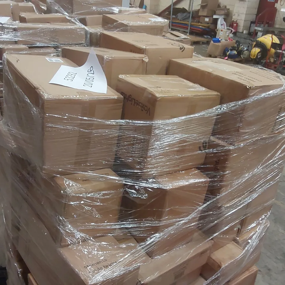 PALLET CONTAINING A VERY LARGE QUANTITY OF HOME LIGHTING PRODUCTS