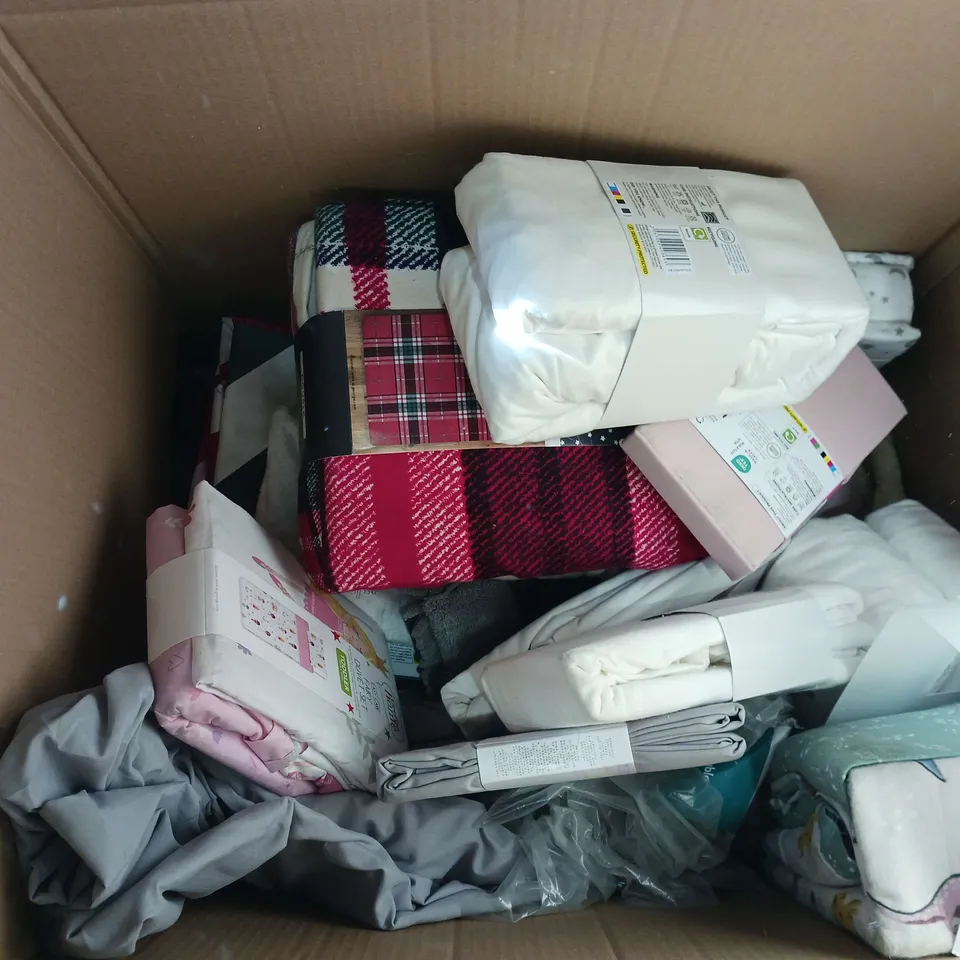 BOX OF APPROXIMATELY 15 ASSORTED BEDDING AND SOFT FURNISHING ITEMS TO INCLUDE - DUVET SETS, AND TOWELS, ETC