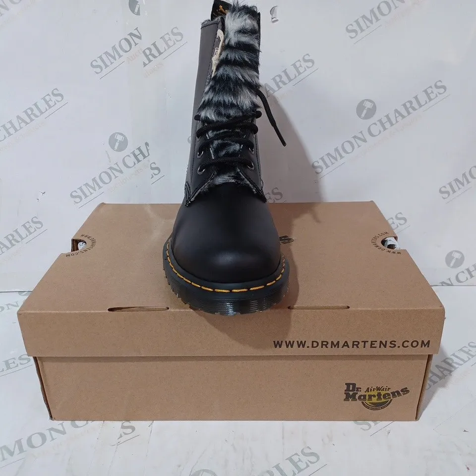 BOXED PAIR OF DR MARTENS 1460 SERENA ANKLE BOOTS IN BLACK UK SIZE 7