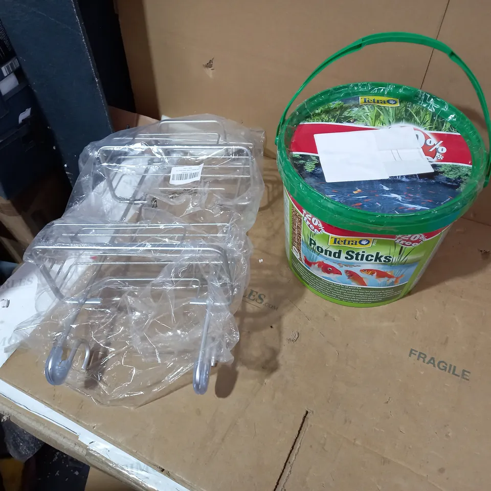 LOT OF 2 ASSORTED HOUSEHOLD ITEMS TO INCLUDE TETRA POND STICKS AND DESIGNER CHROME EFFECT SHOWER CADDY
