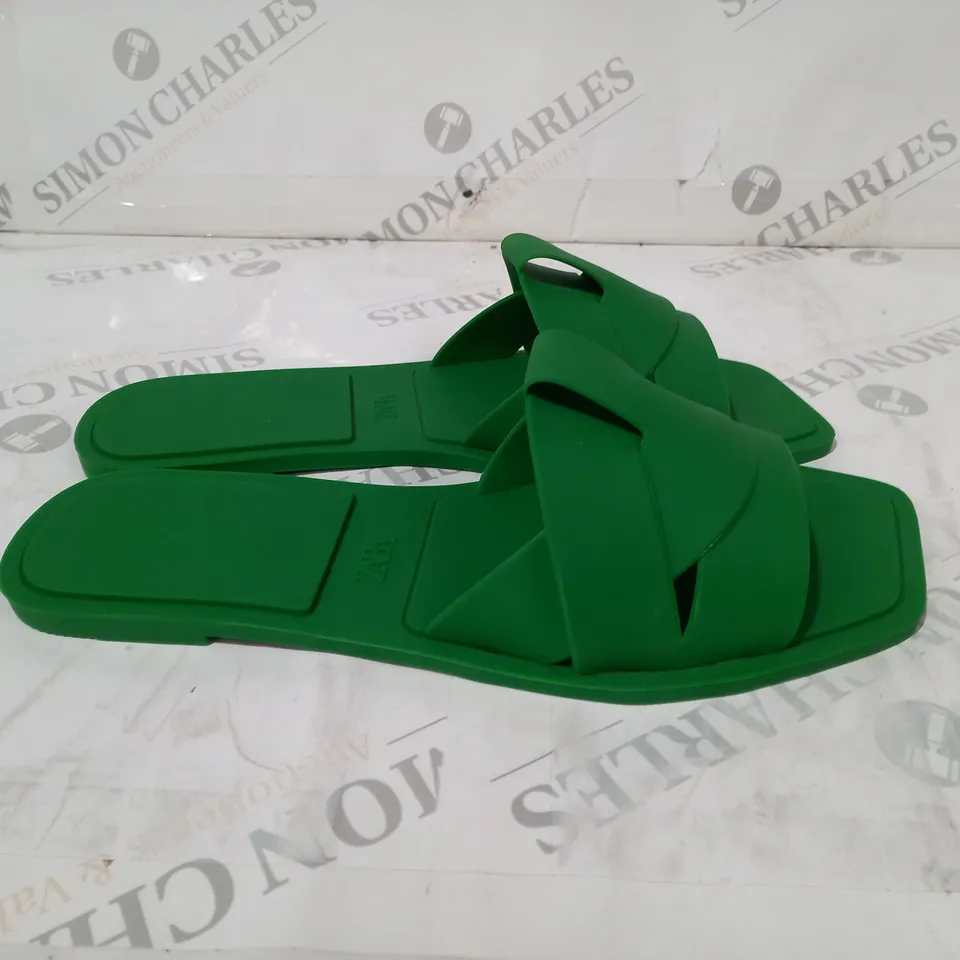 ZARA GREEN SLIDERS SIZE 39