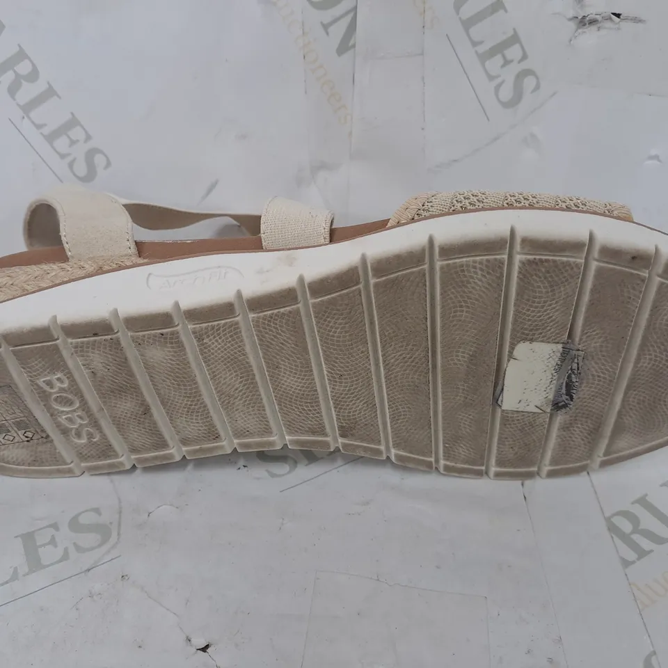 SKECHERS ARCH FIT BEACH KISS BOHO BEYOND SANDAL IN CREAM - SIZE 4 