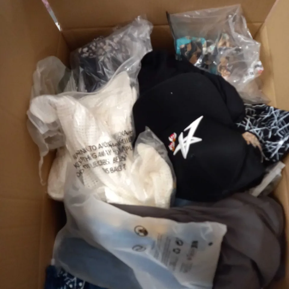 BOX OF APPROX 35 ASSORTED CLOTHING ITEMS TO INCLUDE - DRESSES, T-SHIRTS AND TROUSERS
