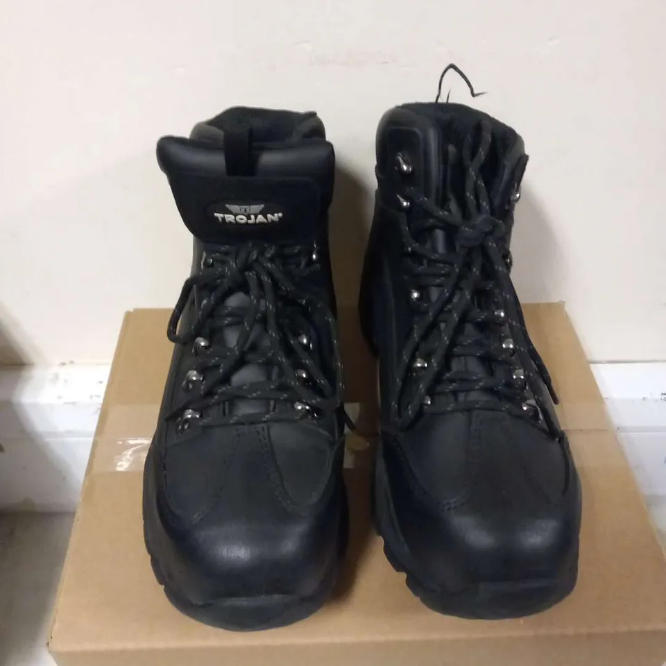 TROJAN SAFETY BOOTS SIZE 7