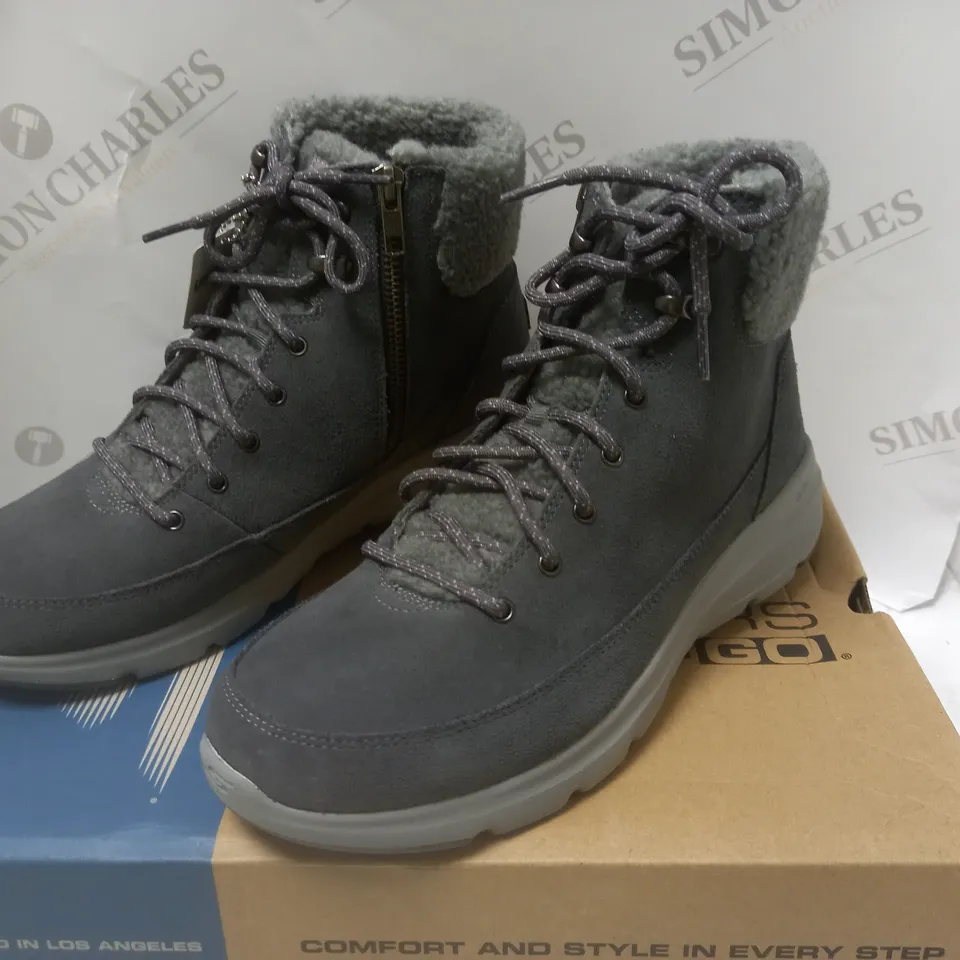 BOXED SKETCHERS CHARCOAL ICE BOOT - SIZE 7